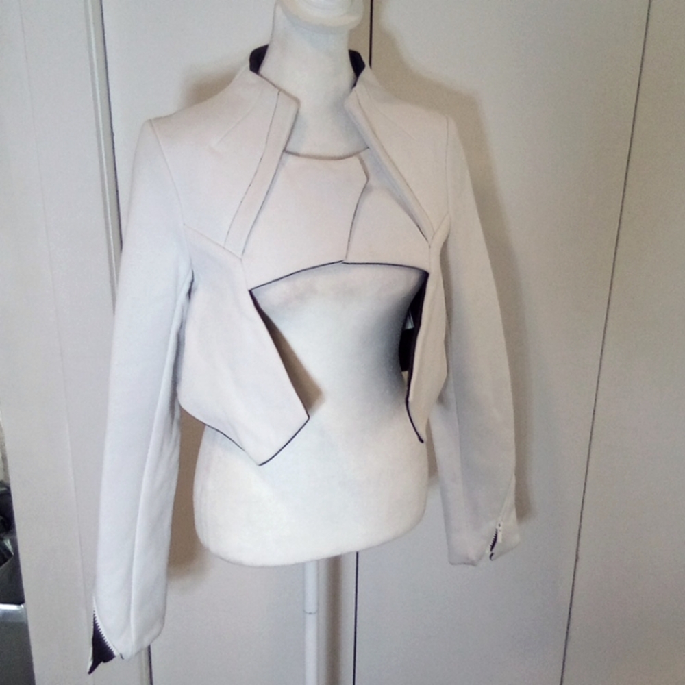 Cue white short bazer